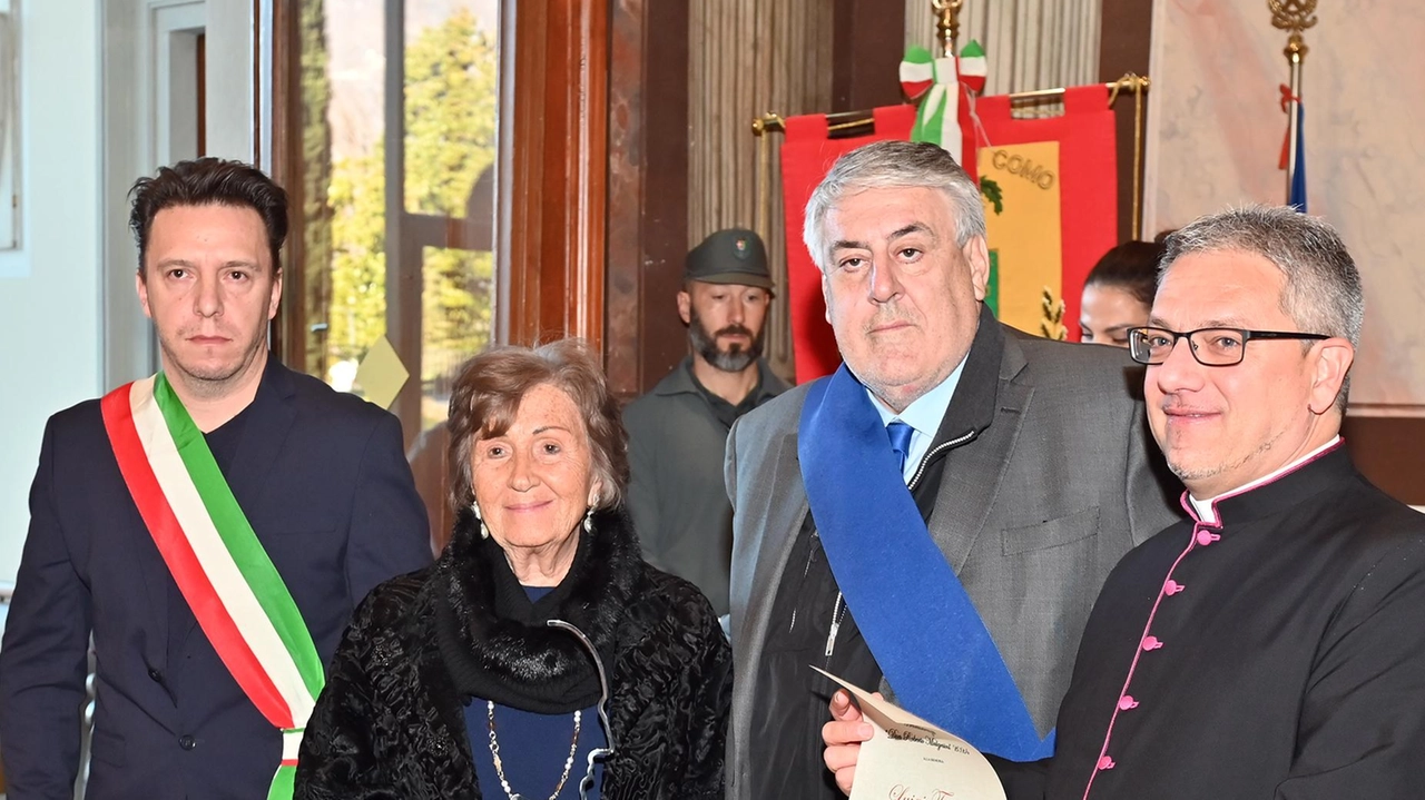 In ricordo di Luigi Farina ha ritirato il premio la vedova Franca Prati Con la fascia blu Bongiasca In ricordo di Luigi Farina ha ritirato il premio la vedova Franca Prati Con la fascia blu Bongiasca
