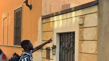 Pavia, coppia tenta di sradicare una grondaia e poi si avventa un parcometro