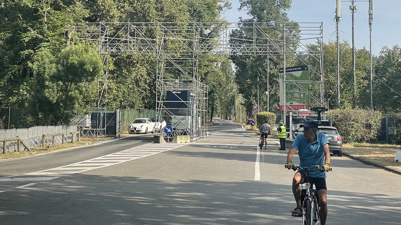 L’area del circuito resta per ora inaccessibile, ma c’è chi prova comunque a sbirciare i preparativi. Intanto sono già comparsi gazebo, totem e cartelloni per accogliere i 270mila tifosi previsti. L’area del circuito resta per ora inaccessibile, ma c’è chi prova comunque a sbirciare i preparativi. Intanto sono già comparsi gazebo, totem e cartelloni per accogliere i 270mila tifosi previsti.