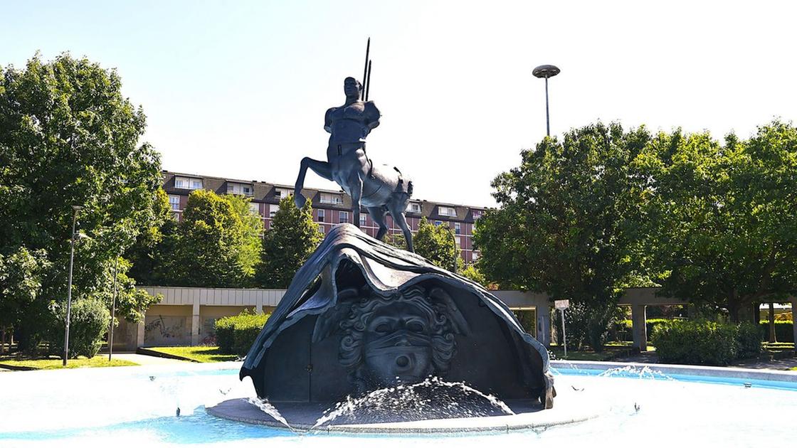Piazza Enzo Paci, restaurate la fontana e la scultura ‘Il Centauro’: “Restituiamo bellezza e decoro ai cittadini” Piazza Enzo Paci, restaurate la fontana e la scultura ‘Il Centauro’: “Restituiamo bellezza e decoro ai cittadini”