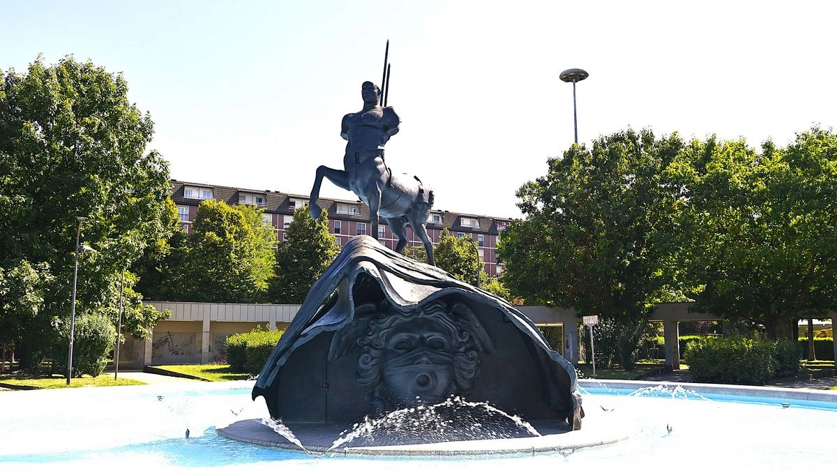 Si sono conclusi i lavori per il restauro della scultura di bronzo "Il Centauro" del famoso scultore polacco Igor Mitoraj e per la riqualificazione della fontana di piazza Enzo Paci
