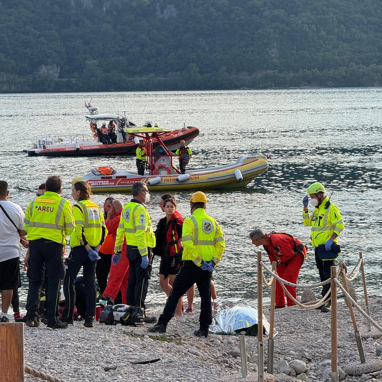 L'equipaggio del Soccorso bellanese intervenuto ad Abbadia, dove sabato annegato un giovane indiano