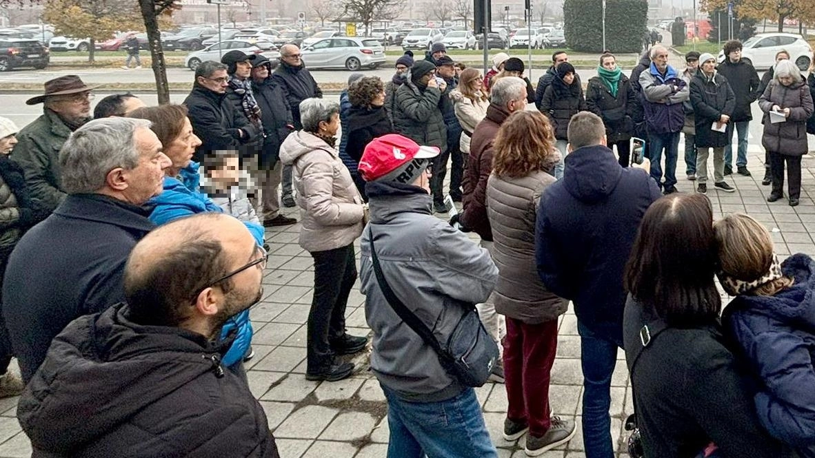 La protesta ha radunato una cinquantina di persone fra cittadini e politici: «Chiediamo che il capolinea del bus 352 torni a Romolo»