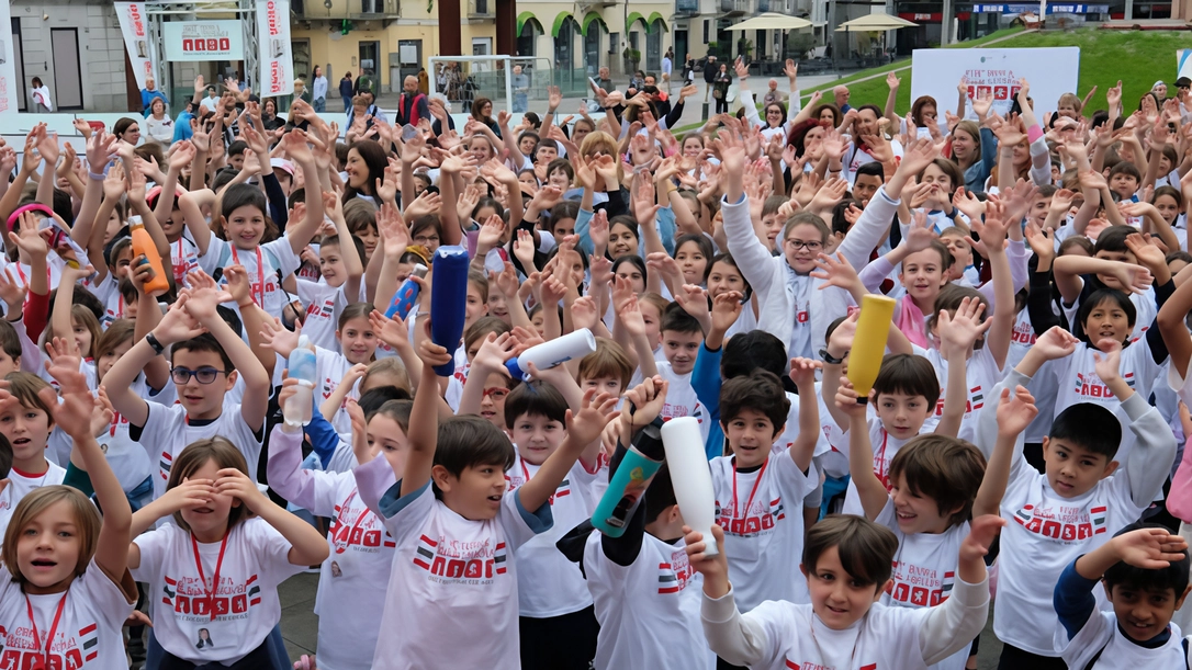 Monza, in piazza Trento i ragazzi delle scuole elementari e medie. Lezione speciale con Panatta, Castrogiovanni, Lucchetta e Graziani. Monza, in piazza Trento i ragazzi delle scuole elementari e medie. Lezione speciale con Panatta, Castrogiovanni, Lucchetta e Graziani.