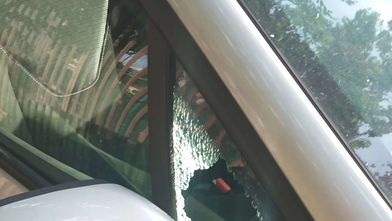 Camminava in via Ornato, nel quartiere Niguarda, con uno zaino sulle spalle e trascinando un trolley nel cuore della notte,...