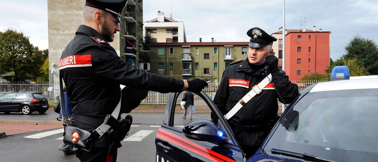 Buccinasco, aggredito alle spalle da 4 giovani: anziano preso a calci e pugni per la collanina d’oro