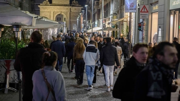 Milano, rapina di notte in corso Garibaldi: turista inglese preso a pugni, Rolex strappato dal polso