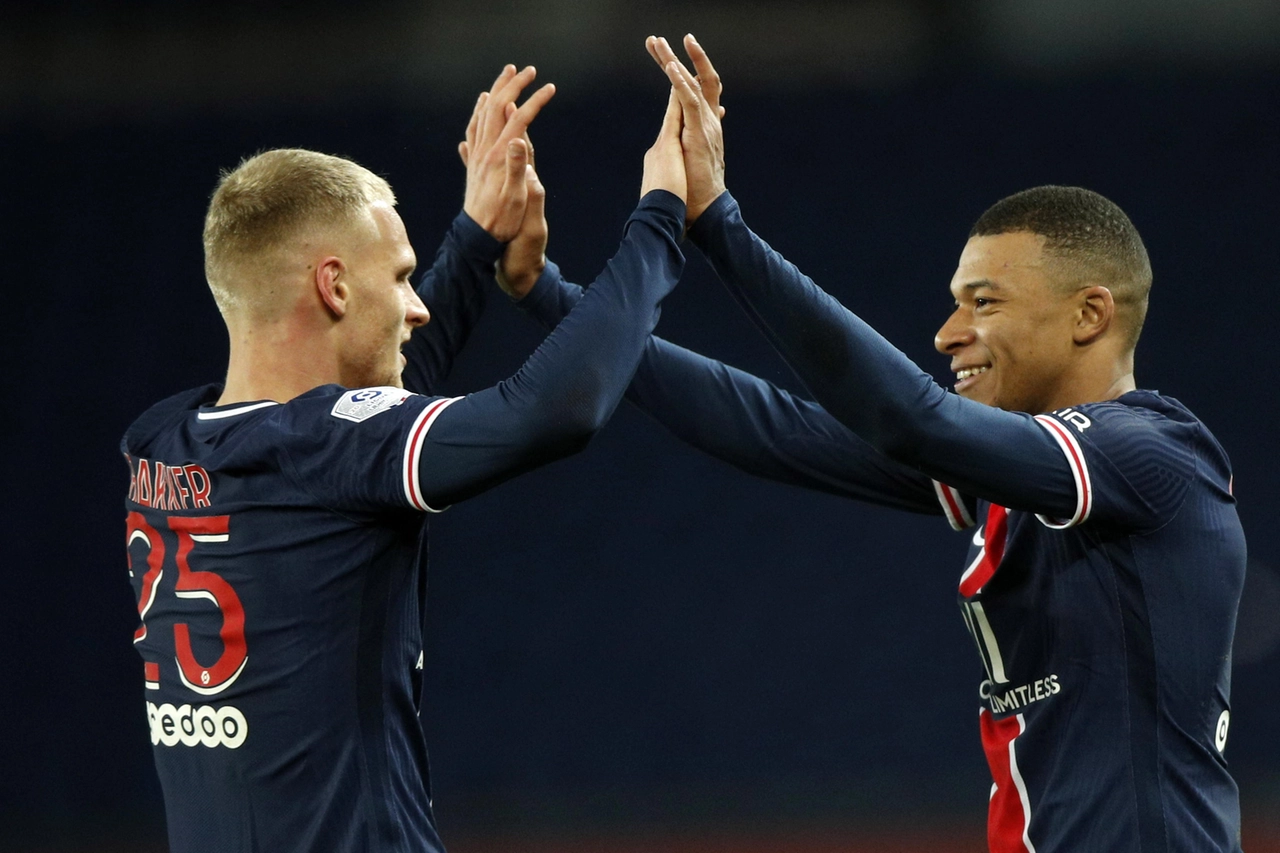 Mitchel Bakker e Kylian Mbappe