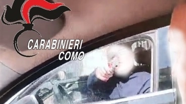 L'aggressore mentre impugna la pistola (foto Carabinieri di Como)