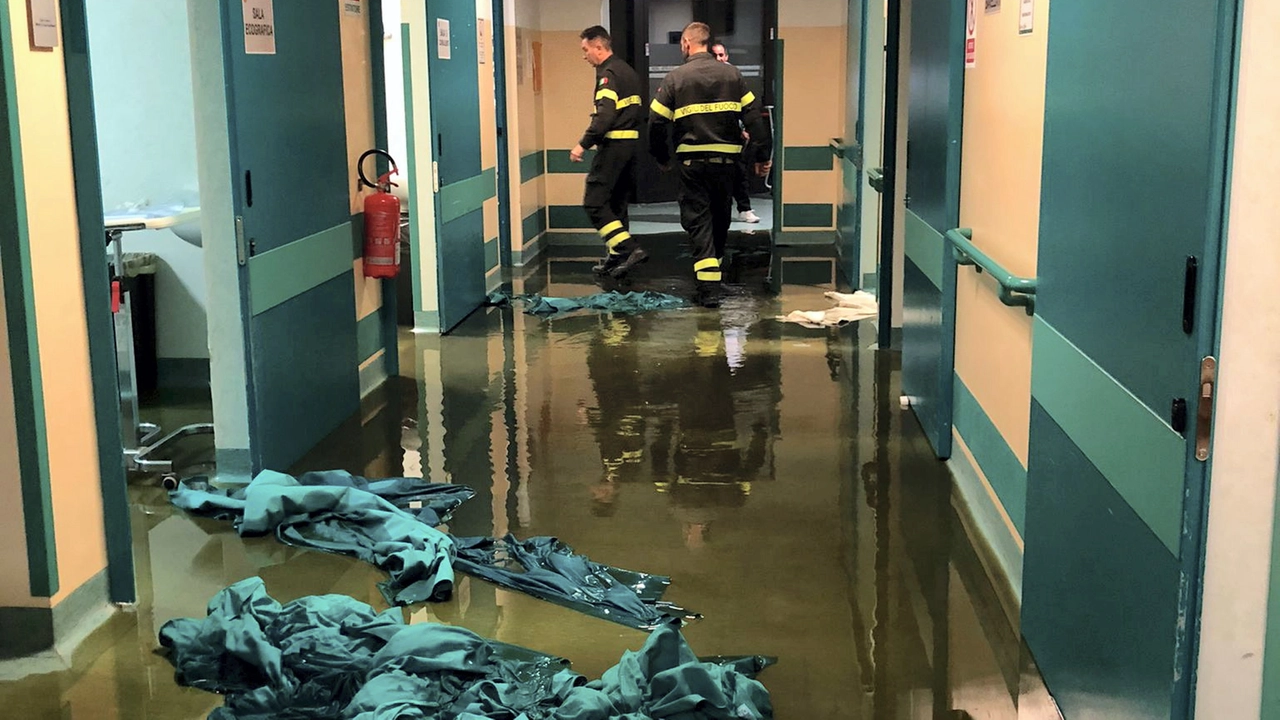 Pavia, allagato il pronto soccorso del San Matteo Pavia, allagato il pronto soccorso del San Matteo
