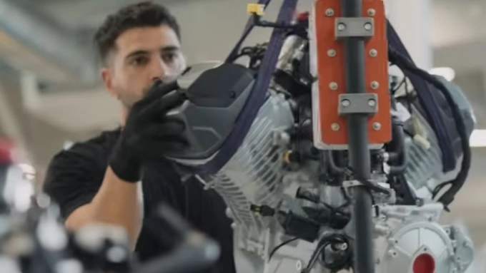 Die neue Fabrik wird innerhalb eines Jahres nach dem Tag der offenen Tür von Moto Guzzi im September 2026 fertig sein.