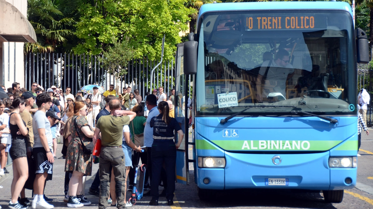 Le lunghe file per salire a bordo di uno dei bus sostitutivi sulla linea Lecco-Tirano interrotta nei mesi estivi Le lunghe file per salire a bordo di uno dei bus sostitutivi sulla linea Lecco-Tirano interrotta nei mesi estivi