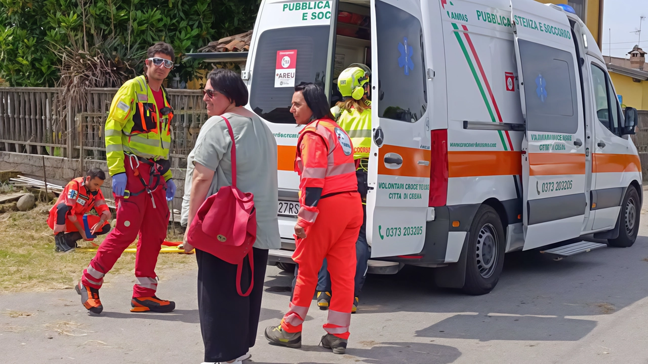 Immediati i soccorsi il motociclista di 67 anni è stato trasferito in eliambulanza a Bergamo per accertamenti Immediati i soccorsi il motociclista di 67 anni è stato trasferito in eliambulanza a Bergamo per accertamenti