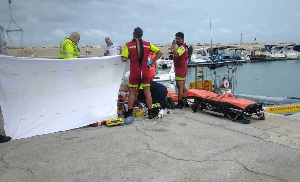 la tragica vacanza al conero si tuffa nel mare mosso e annega sofia pozzi muore a 23 anni