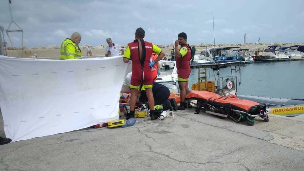 I soccorritori hanno cercato di rianimare la 23enne per oltre un’ora Purtroppo non c’è stato nulla da fare I soccorritori hanno cercato di rianimare la 23enne per oltre un’ora Purtroppo non c’è stato nulla da fare