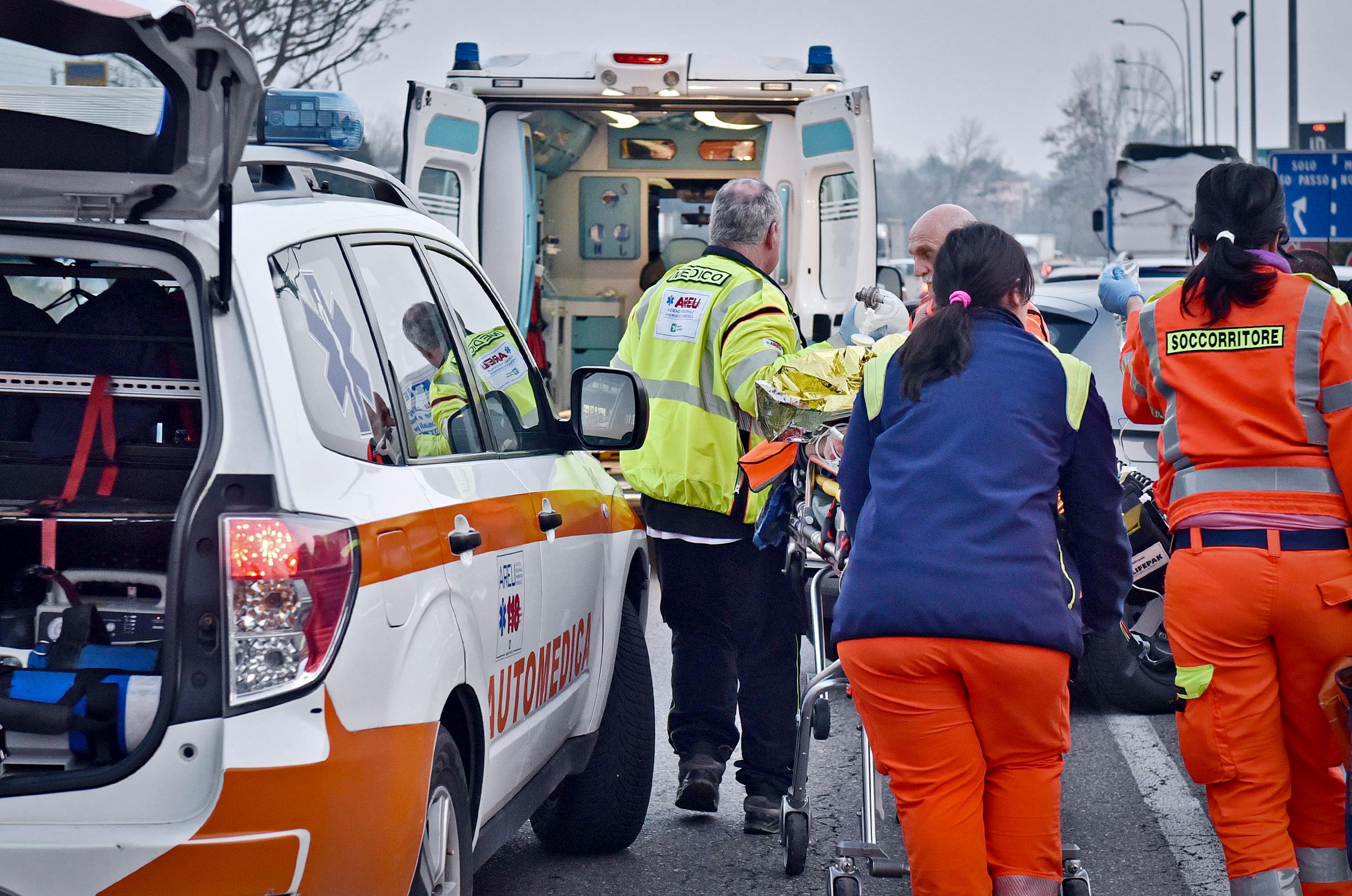 tragedia a solbiate olona motociclista di 54 anni muore in uno schianto frontale