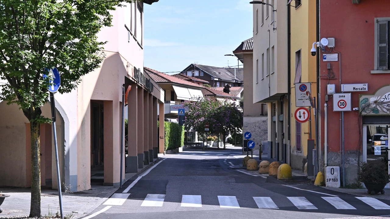 L'inizio di via Castegnate ripreso da piazza VII Martiri, sulla destra le telecamere che hanno ripreso un uomo allontanarsi in bici dopo l'omicidio L'inizio di via Castegnate ripreso da piazza VII Martiri, sulla destra le telecamere che hanno ripreso un uomo allontanarsi in bici dopo l'omicidio