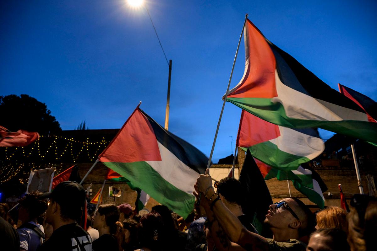 Bergamo, occupano i binari durante corteo per la Palestina: sette denunciati