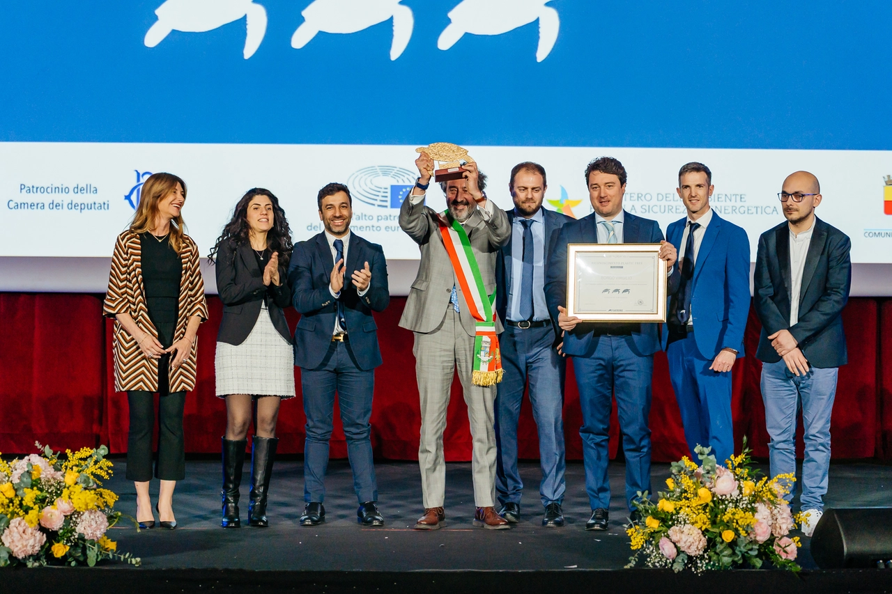 Festeggiano sindaco e amministratori di Borgo Virgilio, in provincia di Mantova: passerella sul palco a Napoli