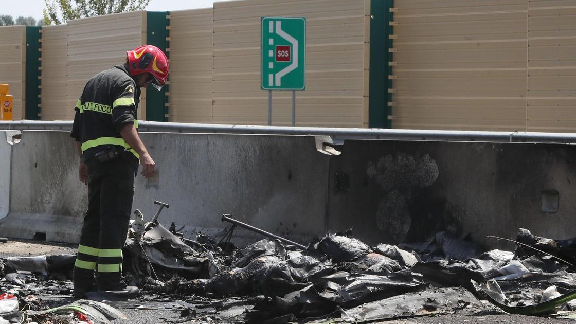 L’ultraleggero precipitato. Muoiono nello schianto un avvocato e la compagna: "Il botto, poi le fiamme" L’ultraleggero precipitato. Muoiono nello schianto un avvocato e la compagna: "Il botto, poi le fiamme"