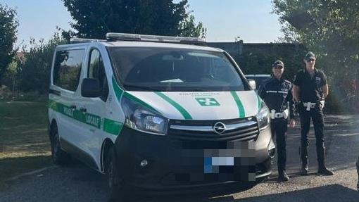 gettano immondizia indifferenziata a bordo strada incastrati dalle fototrappole