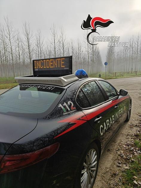 con l8217auto nel fossato i carabinieri lo aiutano e poi scoprono che aveva alzato molto il gomito