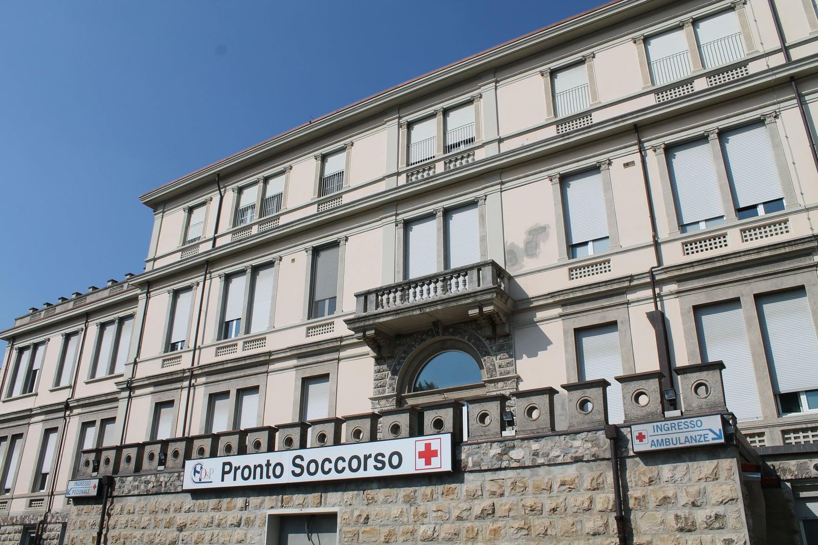vengono curati in pronto soccorso e 8216ringraziano8217 rubando la sedia a rotelle due denunciati nel mantovano