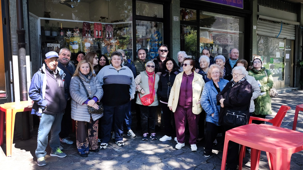 Selene e alcuni abitanti del quartiere in occasione di una delle tante iniziative Selene e alcuni abitanti del quartiere in occasione di una delle tante iniziative