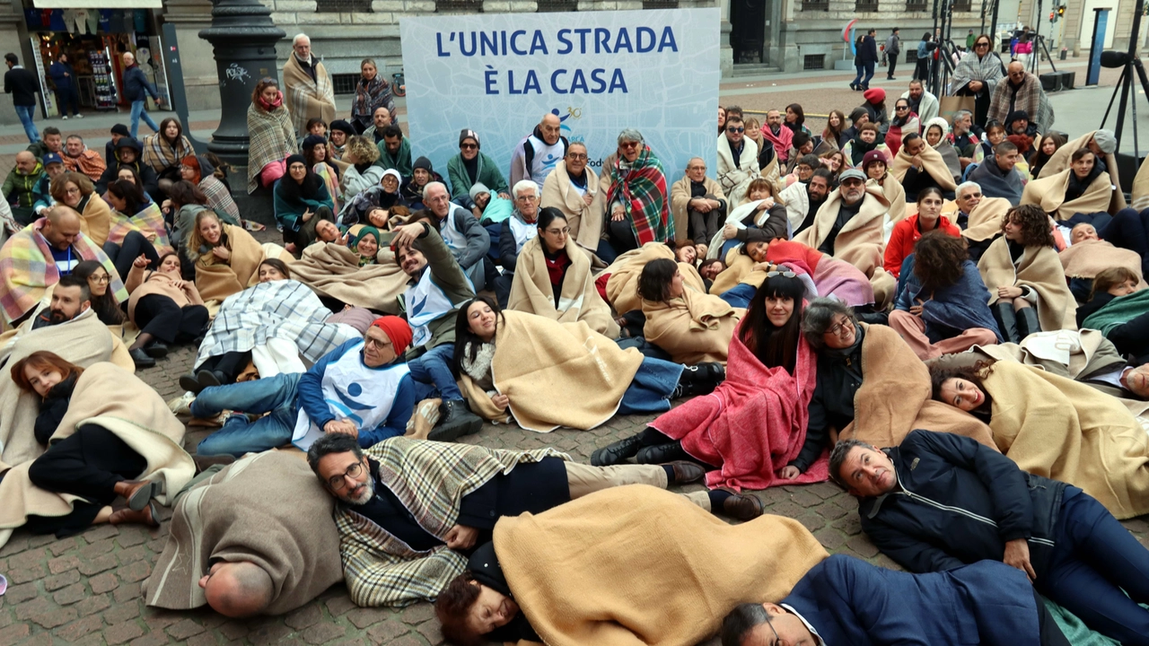 Il flash mob organizzato in piazza Scala con le coperte addosso Il flash mob organizzato in piazza Scala con le coperte addosso