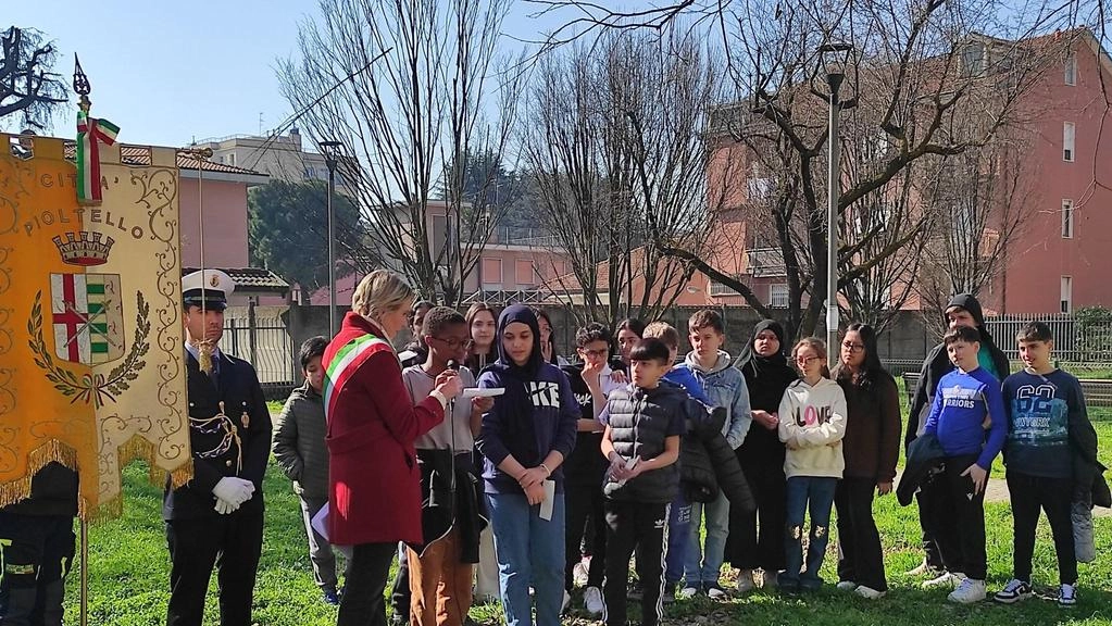 Le riflessioni degli adolescenti commuovono Pioltello, il microfono in via Rieti restituisce i loro pensieri più profondi nella Giornata Europea... Le riflessioni degli adolescenti commuovono Pioltello, il microfono in via Rieti restituisce i loro pensieri più profondi nella Giornata Europea...