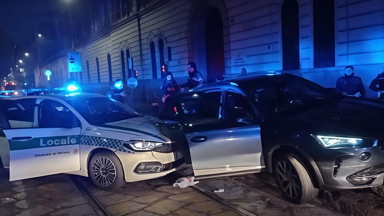 L’auto dei vigili e la macchina in fuga si sono scontrate all’alba di ieri in via Lamarmora al termine di un lungo inseguimento partito da piazzale Loreto L’auto dei vigili e la macchina in fuga si sono scontrate all’alba di ieri in via Lamarmora al termine di un lungo inseguimento partito da piazzale Loreto
