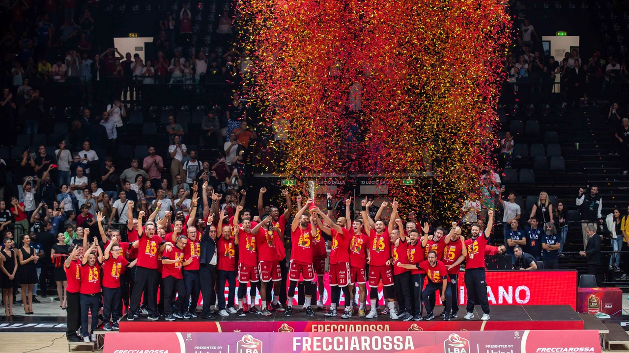 Alzata coppa EA7 Emporio Armani Olimpia Milano