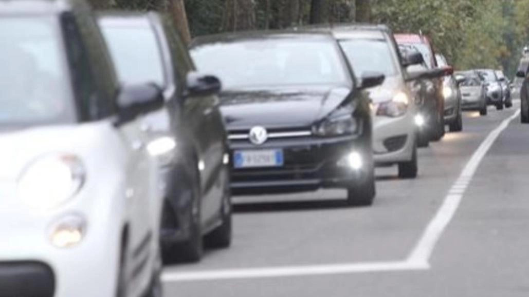 Il traffico lungo viale Cavriga nelle ore di punta Nonostante le lunghe chiusure il viale continua a essere usato come scorciatoia Il traffico lungo viale Cavriga nelle ore di punta Nonostante le lunghe chiusure il viale continua a essere usato come scorciatoia