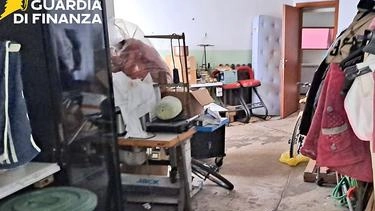 Materassi a terra, condizioni di igiene che "rappresentano un grave pericolo per la salute e la sicurezza degli occupanti",... Materassi a terra, condizioni di igiene che "rappresentano un grave pericolo per la salute e la sicurezza degli occupanti",...
