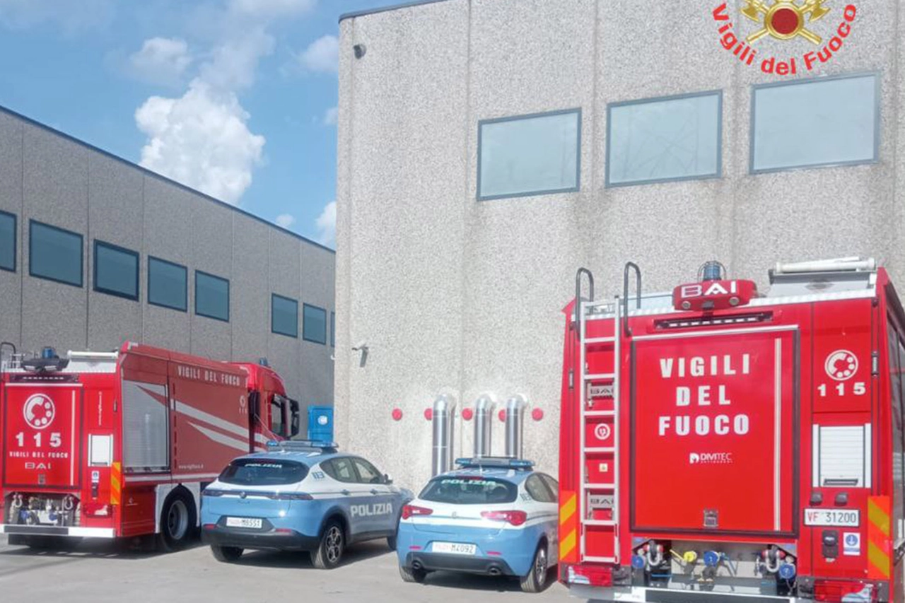 Vigili del fuoco e volanti della Polizia all'interno dello stabilimento della Corioni