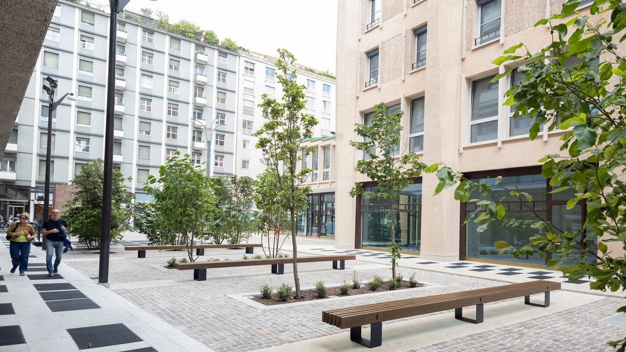 Uno scorcio di piazza Velasca con la nuova pavimentazionele panchine, le aiuole e gli alberi