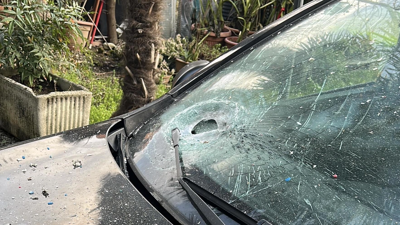 Distrutto il parabrezza dell’auto dell’assessore Matteo Turconi Sormani: «Episodio preoccupante» Distrutto il parabrezza dell’auto dell’assessore Matteo Turconi Sormani: «Episodio preoccupante»
