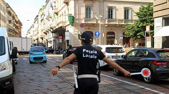 Un agente della polizia locale ai varchi della nuova Ztl che copre l’area del Quadrilatero della moda milanese Un agente della polizia locale ai varchi della nuova Ztl che copre l’area del Quadrilatero della moda milanese