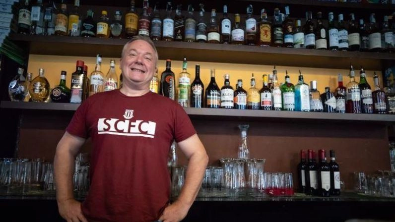 Alessandro Polenghi nel suo Bootleg pub di via Salutati rigorosamente nerazzurro