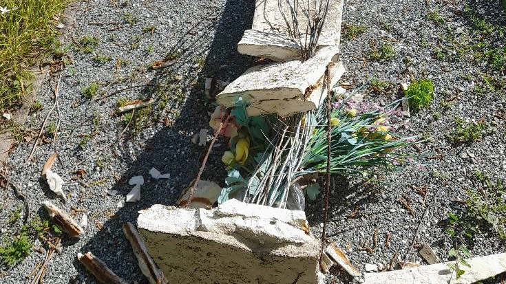 il monumento in ricordo delle vittime delle Foibe a Gemonio (Varese), danneggiato