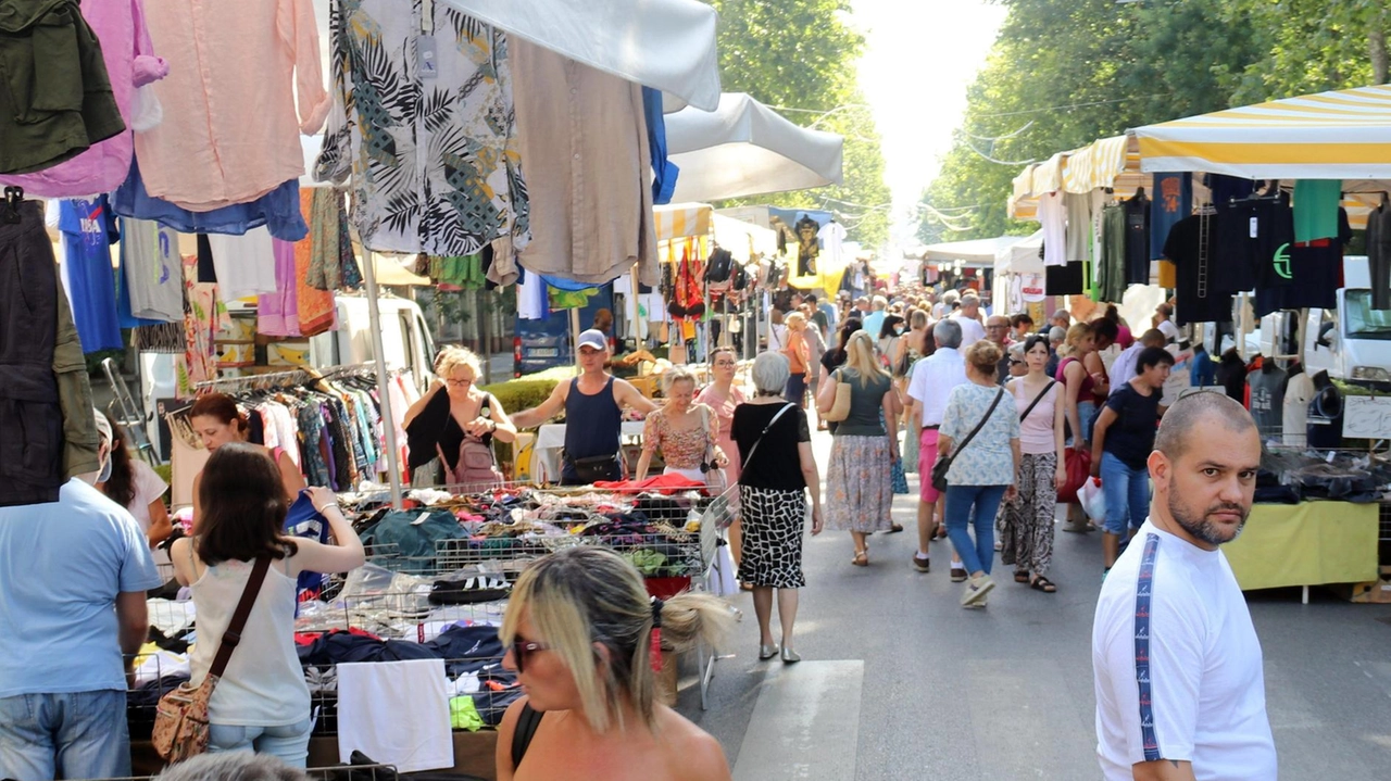 Le bancarelle in viale Po a Cremona durante una delle scorse edizioni della Fiera di San Pietro Le bancarelle in viale Po a Cremona durante una delle scorse edizioni della Fiera di San Pietro