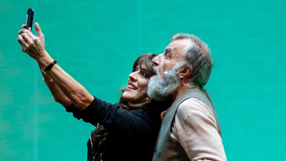 Ugo Dighero in scena da stasera nei panni del protagonista, a giocare con le monete e con i cuori "Un simbolo positivo circondato da consumisti che inseguono il possesso di oggetti privi di reale valore". Ugo Dighero in scena da stasera nei panni del protagonista, a giocare con le monete e con i cuori "Un simbolo positivo circondato da consumisti che inseguono il possesso di oggetti privi di reale valore".