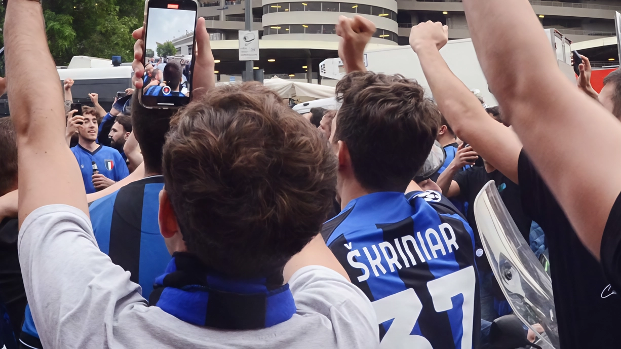 A San Siro, i tifosi nerazzurri trovano parcheggi a 1,20 euro l'ora anziché 40, grazie alla gestione comunale. Un segnale positivo per i tifosi stanchi dei costi elevati. A San Siro, i tifosi nerazzurri trovano parcheggi a 1,20 euro l'ora anziché 40, grazie alla gestione comunale. Un segnale positivo per i tifosi stanchi dei costi elevati.