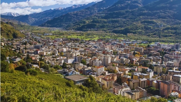 Una veduta aerea di Sondrio. Nonostante la città abbia appena 22mila abitanti, è sempre più cementificata Una veduta aerea di Sondrio. Nonostante la città abbia appena 22mila abitanti, è sempre più cementificata