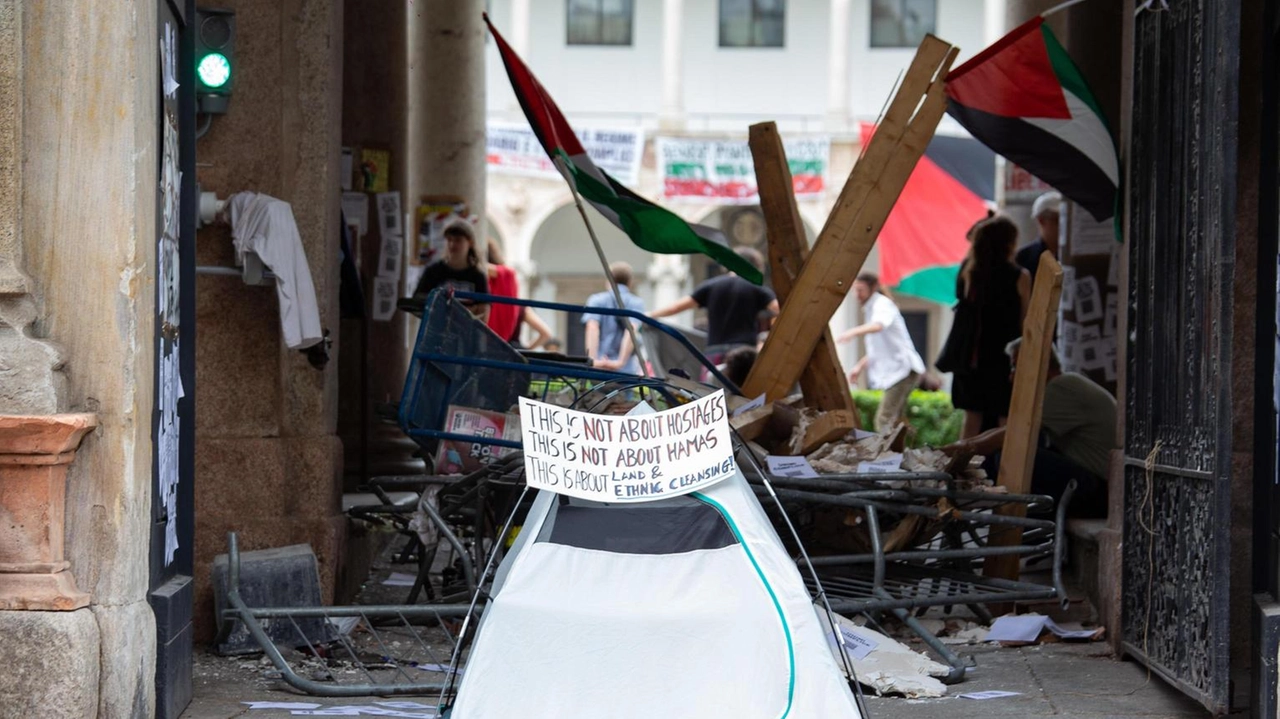 L’occupazione della Statale dal 10 al 28 maggio e l’ultima barricata (con flashmob) prima dello sgombero L’occupazione della Statale dal 10 al 28 maggio e l’ultima barricata (con flashmob) prima dello sgombero