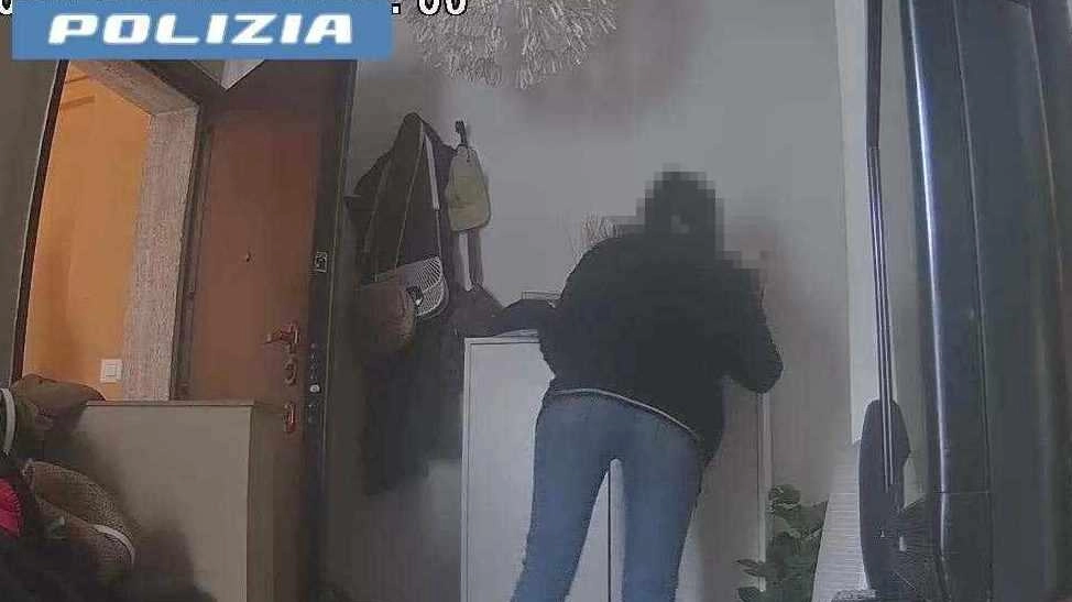 Una delle due donne intenta a rovistare dentro un mobile all’ingresso di casa Una delle due donne intenta a rovistare dentro un mobile all’ingresso di casa