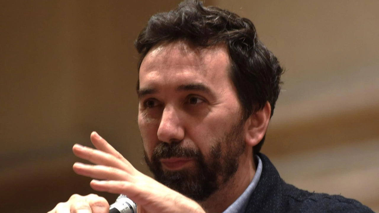 Il collaboratore di don Luigi Ciotti, che si è scagliato contro le curve criminali "L’unica soluzione è impedire che certi personaggi comandino i tifosi". Il collaboratore di don Luigi Ciotti, che si è scagliato contro le curve criminali "L’unica soluzione è impedire che certi personaggi comandino i tifosi".