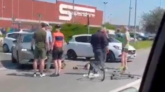 L'incidente alla rotatoria davanti alla Esselunga di Broni (frame video) L'incidente alla rotatoria davanti alla Esselunga di Broni (frame video)