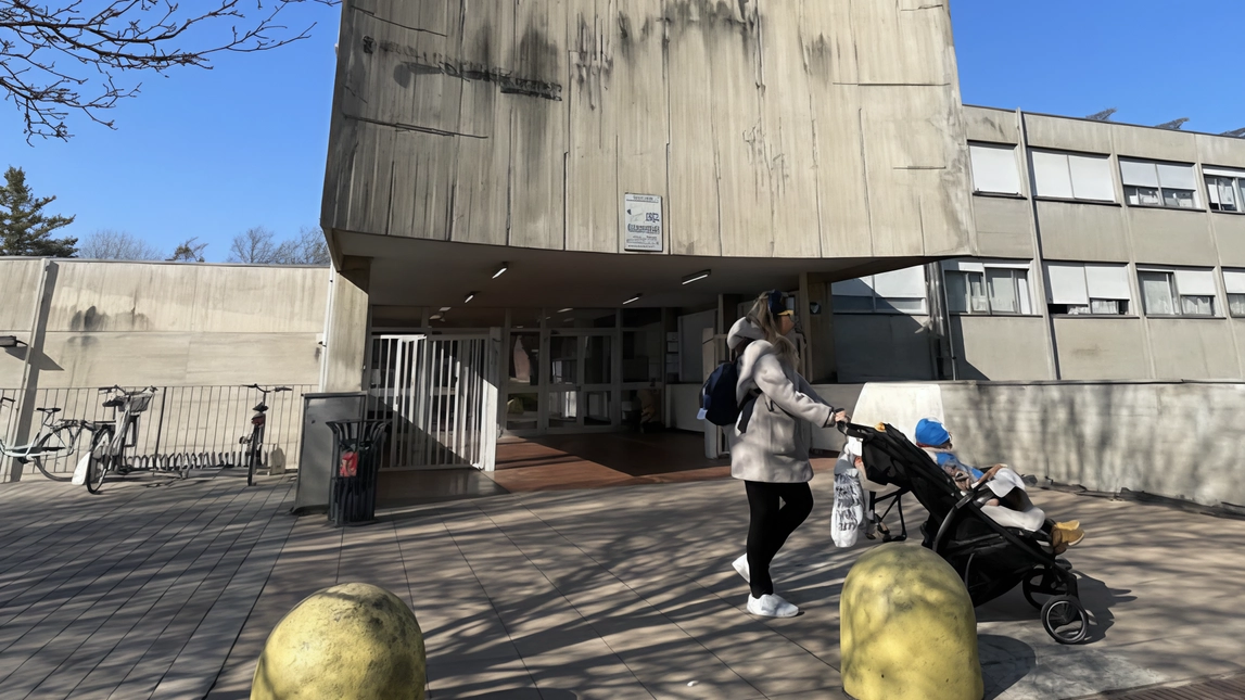 Tutti a casa per ordine del sindaco ieri mattina alla scuola Villa di Villasanta Per riparare la tubatura rotta e riportare il caldo nelle aule si è lavorato tutto il giorno Tutti a casa per ordine del sindaco ieri mattina alla scuola Villa di Villasanta Per riparare la tubatura rotta e riportare il caldo nelle aule si è lavorato tutto il giorno