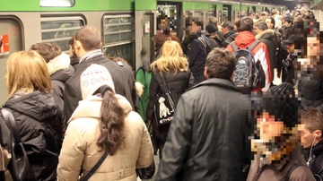 Caos in metropolitana, borseggiatrici bloccano il treno e svuotano l’estintore sui viaggiatori